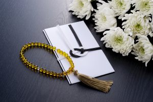 数珠と封筒と花束
